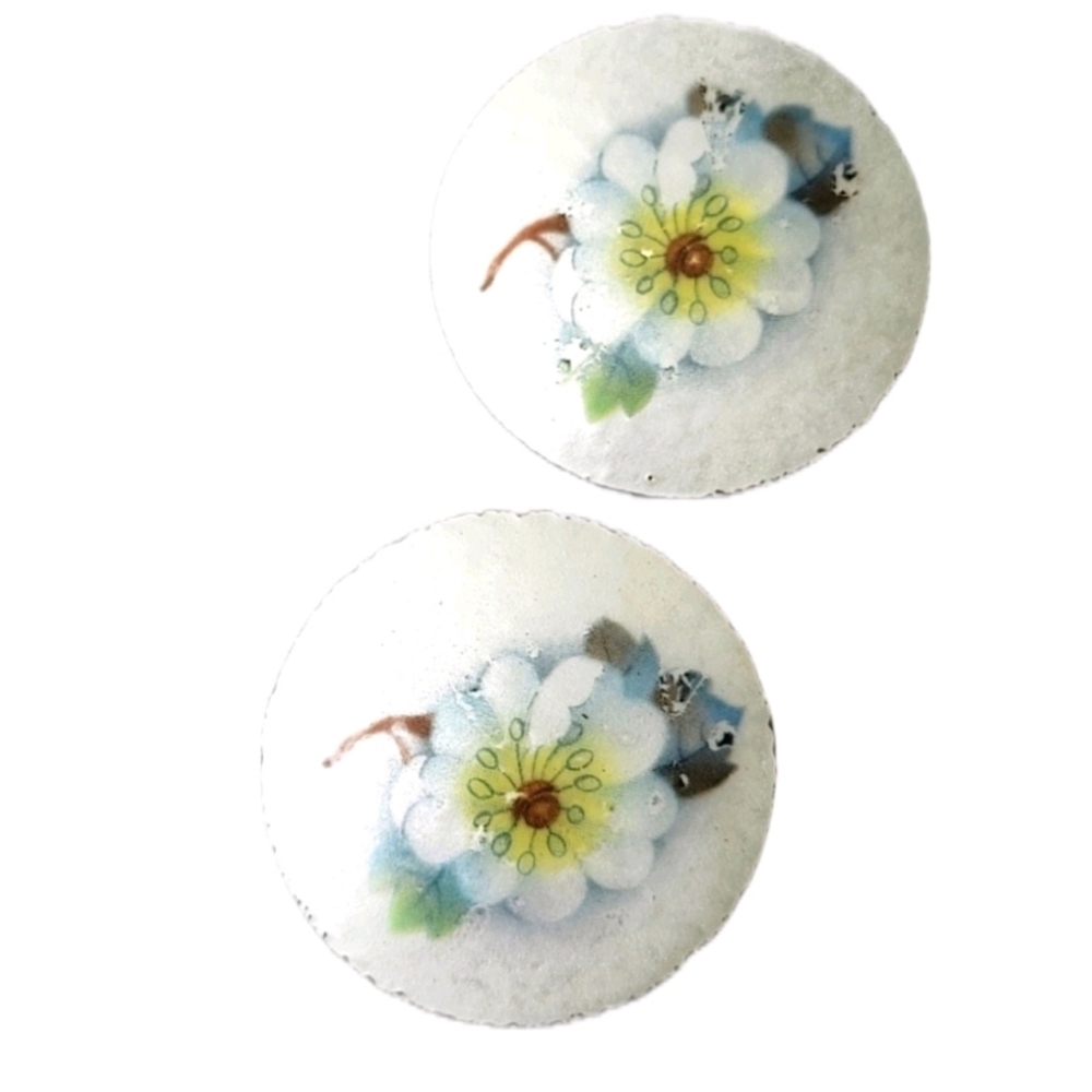 Vintage White Flower Circle Post Pierced Earrings Costume Jewelry